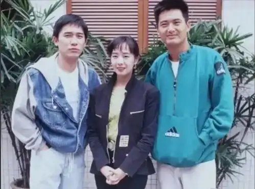 能站在梁朝伟和周润发两位影帝中间的,想必也是大明星,她是谁