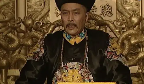 雍正王朝李卫打曾静脱官服,老八祭拜孙嘉诚穿便服都有何寓意