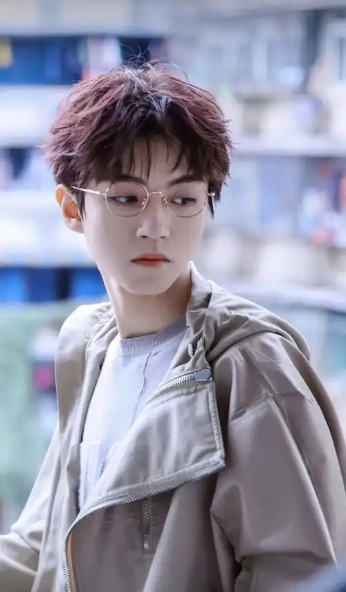 粉丝猜测王俊凯三亚行程,笑称与台风谈判,给他取名为晴天娃娃
