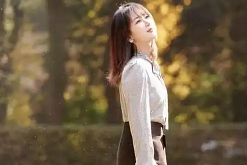 杨紫晒给沉香如屑配音照,忘记取掉帽子纸壳,眼眶含泪
