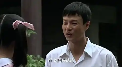 正阳门下破烂侯叫春明回家,建军把消息告诉苏萌,被奶奶发现了