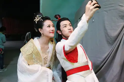 周海媚香蜜杀青与工作人员相处融洽惜别不舍