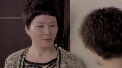 辣妈正传夏冰故意当着婆婆的面让外婆抱孩子,顺便讽刺一旁的李阿姨