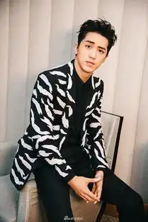 组图许魏洲现身北京出席活动撩刘海上演露额杀
