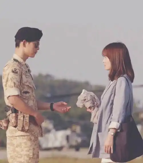 宋仲基新视频眼神疲惫,面容憔悴,奔着油腻大叔的方向去了