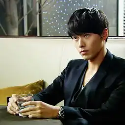 玄彬秘密花园剧照曝光展成熟干练气质