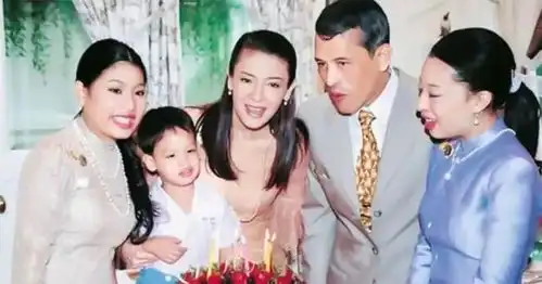 她是泰国最显贵的舞女,嫁入王室成为宠妃,宫斗失败最终削发为尼
