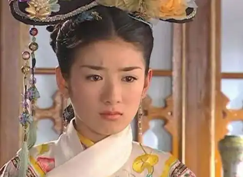 黄奕就像是还珠格格3中的那个被婚姻消耗灵气的小燕子
