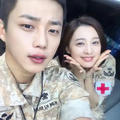 搬家宋慧乔亲自送礼,拍片金惠秀送餐车,这位男演员俘获大姐心