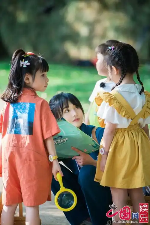 奇妙小森林郑爽蓝色复古校服出镜少女感十足
