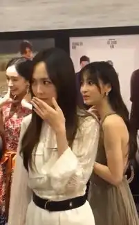 时装盛典后台气氛微妙,杨幂唐嫣近在咫尺却互相视而不见
