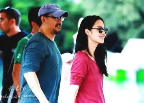 姜文40岁娇妻近照美丽优雅气质出众
