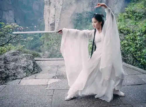 杨颖挑战刘亦菲经典古装造型,谁更适合演小龙女,答案一目了然
