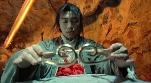 大话西游经典照片坐在周星驰自行车后座的是谁

