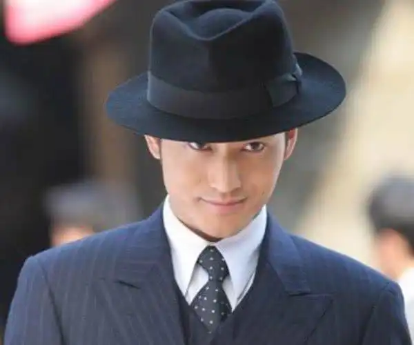 演过许文强的男星,最后一位就是许文强本人,其他都是模仿
