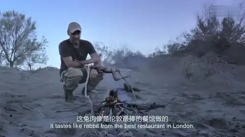 决胜荒野德爷野外烤着野兔吃,没想到对手,却钓到了超级大鲶鱼
