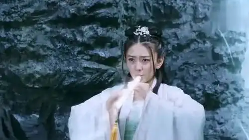 双世宠妃墨连城被魔帝的手下打伤了
