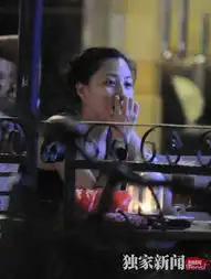 殷桃素颜会友烟瘾大发当众吞云吐雾