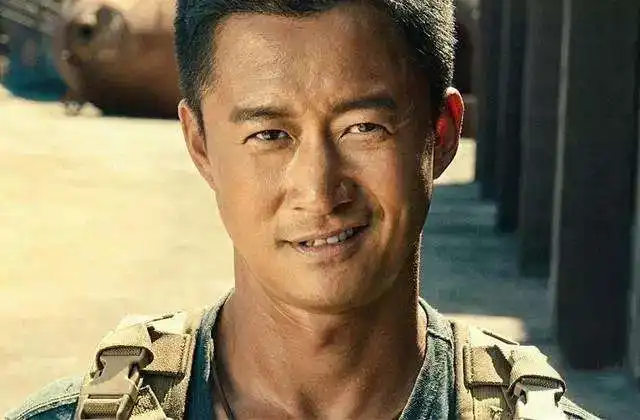 我养你,她无条件支持吴京拍战狼,如今功夫小子蜕变为20亿身价大导演
