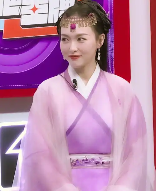 唐嫣胡歌再重聚,唐嫣本人比网友还激动,尽显小女生羞涩
