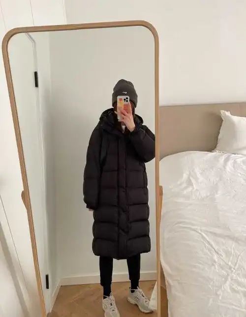 汤唯冬季造型真美,穿羽绒服搭配牛仔裤走机场,简约保暖又时髦