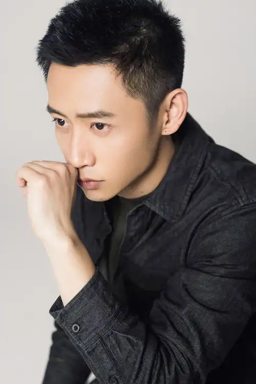 魏晨出道13周年极简黑白灰大片成熟稳重
