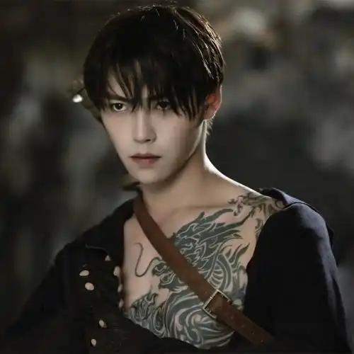 因大唐荣耀出道,在云顶天宫演张起灵,他还合作过肖宇梁成毅