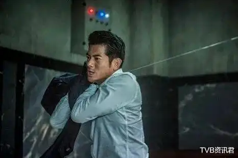 敬业55岁郭富城现身佛山拍戏引围观,吊威亚上阵爬高桥救小狗
