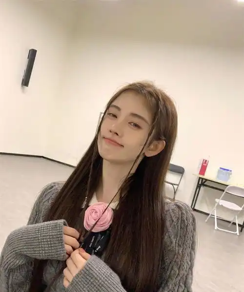 20222023浙江卫视美好跨年夜中,鞠婧祎胎毛刘海的造型好甜