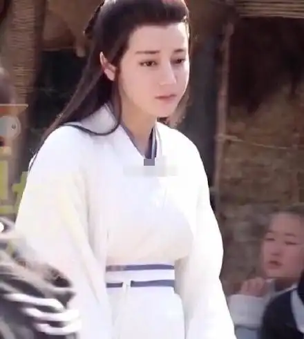 迪丽热巴扮俏公子吊威亚,长发飘飘显得格外俊朗
