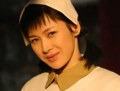 曾演李云龙老婆而走红,被人说靠走关系进剧组,如今嫁富商
