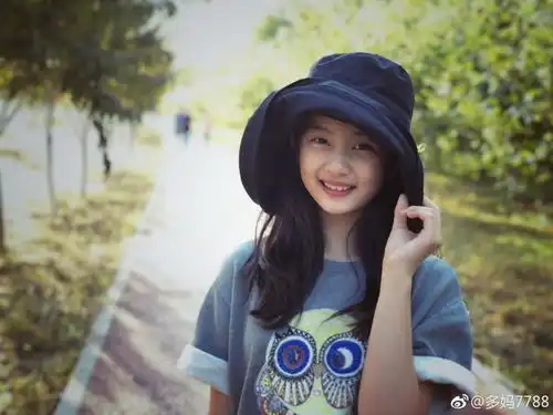 黄磊晒两个女儿对比照,笑称铁打的爸爸流水的娃,妹妹如同小黄磊
