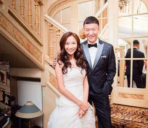 孙红雷抱女儿外出,3岁女儿皮肤比爸黑,脸颊肉嘟嘟模样呆萌可爱
