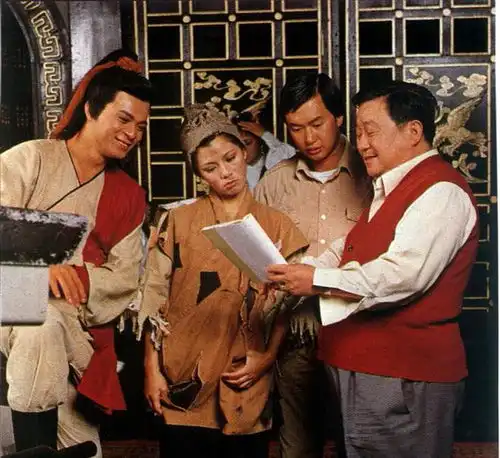 83版射雕英雄传幕后花絮郭靖唱歌,杨康头套脱落
