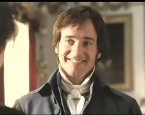 求05版的傲慢与偏见剧照,mr达西多一点的,尤其是他穿着风衣走着的图
