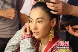 张柏芝河东狮吼2造型照曝光面带微笑图
