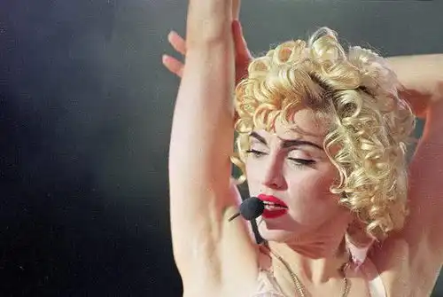 麦当娜的过去与现在出道37年来造型百变,如今62岁活成少女
