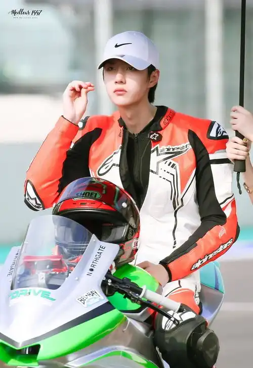 240204王一博骑摩托上山,85号赛车手魅力无限