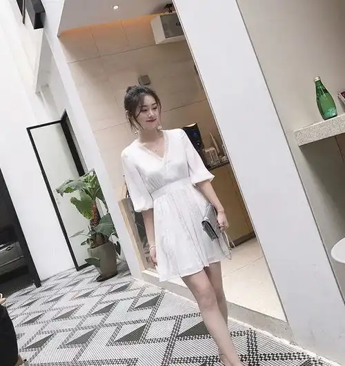 连衣裙可以散发又欲又撩气息,经典不过时,清纯又动人

