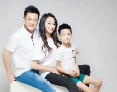 有种遗传叫曹颖儿子,专挑父母优点长,9岁颜值惊艳众人
