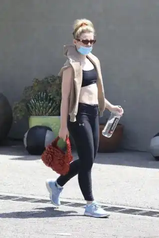 凯瑟琳新照好美小蛮腰和腹肌超吸睛,裤子腰太肥能装下两个她