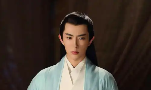 因追光吧哥哥热度上升的于朦胧,助阵央视喜剧节目,可惜全程在打酱油