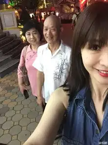 柳岩牛仔服露手臂肩亮相与家人恭贺新春