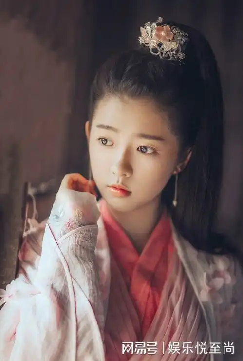 一念关山,女二从蒋依依换成何蓝逗,这落差,也实在是太大了