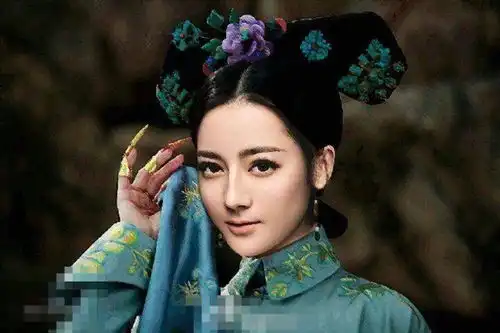 热巴和娜扎清宫扮相,一个美艳一个清冷,没有出演清宫剧太可惜
