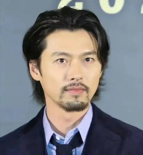 孙艺珍生娃后玄彬变糙了穿西装留胡子头发也长了,新亮相不敢认
