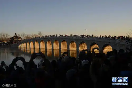 千名摄影爱好者齐聚颐和园拍金光穿孔景象