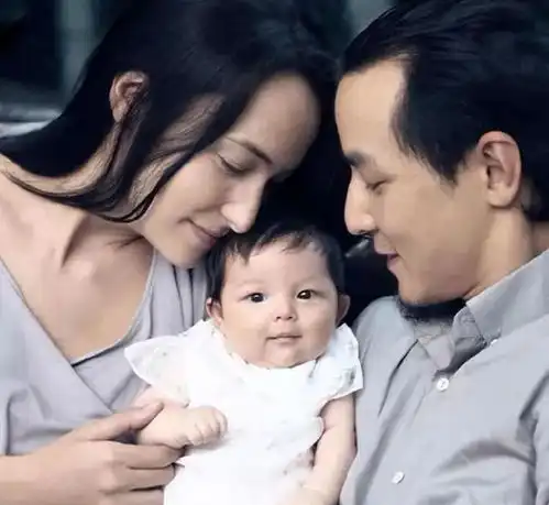 吴彦祖10岁女儿近照曝光,吴斐然挑染粉发好时髦,和妈妈长超像
