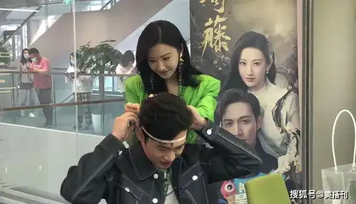 司藤夫妇同框直播,景甜穿西装裙变御姐,张彬彬帅气暖萌