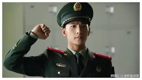 同演军人,杨洋和肖战放在一起看,一个像硬汉军人,一个温润如玉
